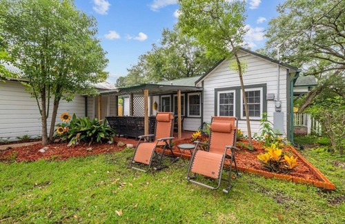League City Cottage | 1955 Beauty Under the Oaks in Historic Old Town