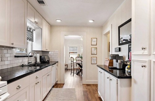 Tomball House | 1955 Historic Downtown Bungalow