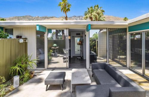 Twin Palms House | 1957 Modern Hideaway