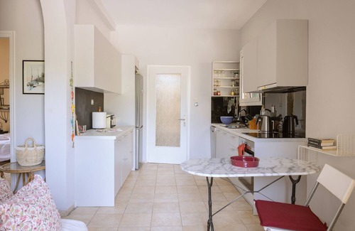 Aegina Town Cottage | 1960s Stonehouse, with spacious veranda & garden, 5min from the beach