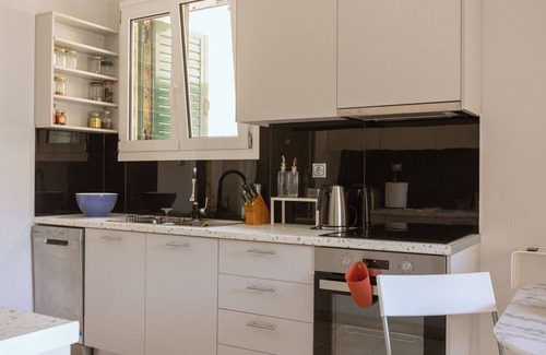 Aegina Town Cottage | 1960s Stonehouse, with spacious veranda & garden, 5min from the beach