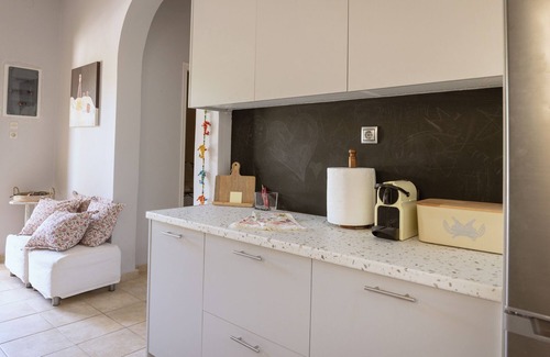 Aegina Town Cottage | 1960s Stonehouse, with spacious veranda & garden, 5min from the beach