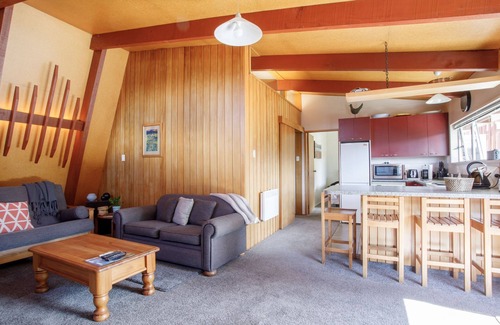 Wanaka Cottage | 1970's Renovated,self contained 2 bedroom bach