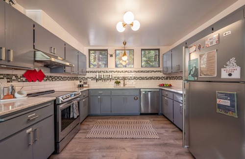 Alpine Meadows House | 1970s Alpine Chalet, "Bearadise" backs to creek, dog friendly, sleeps 14+