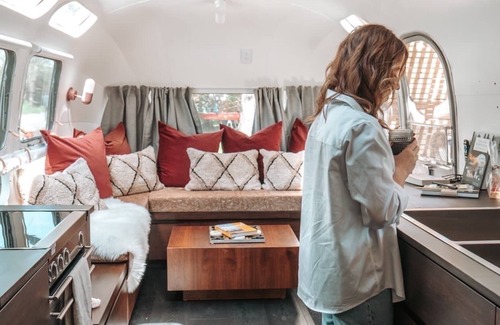 Tyendinaga Mohawk Territory House | 1971 Vintage Modern Airstream w/Cowboy Tub near PEC