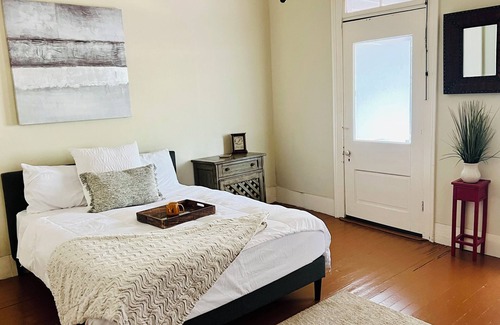 Montgomery House | 19th Century 4-bedroom, walk to downtown