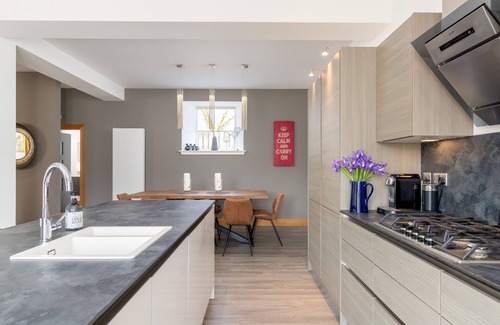 Musselburgh Apartment | 19th Century Luxury Lodge, Hot Tub+Grdn, Sleeps 8