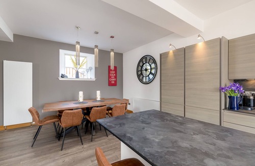Musselburgh Apartment | 19th Century Luxury Lodge, Hot Tub+Grdn, Sleeps 8