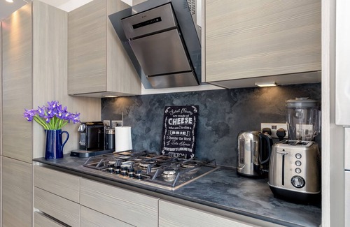 Musselburgh Apartment | 19th Century Luxury Lodge, Hot Tub+Grdn, Sleeps 8