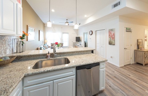 Katy Condo | 1A ~Cozy condo in charming Katy with WiFi, AC