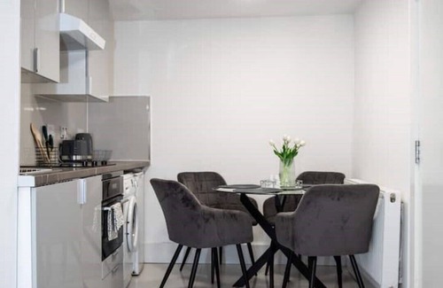 Kensal Green Apartment | 1B Apartment, 30 mins to Oxford Street, Sleeps 4.