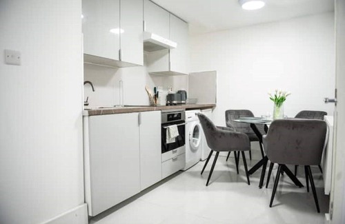 Kensal Green Apartment | 1B Apartment, 30 mins to Oxford Street, Sleeps 4.