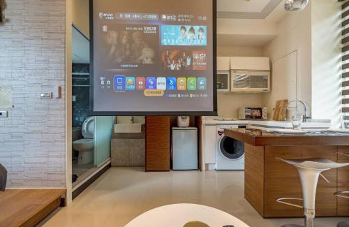 Xinyi Apartment | 1B1b Cinema, Kitchen, Bathtub, Desk, 1.5min to MRT 1房1衛 家庭戲院、廚房、浴缸、書桌，1.5分到市府捷運