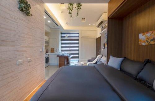 Xinyi Apartment | 1B1b Cinema, Kitchen, Bathtub, Desk, 1.5min to MRT 1房1衛 家庭戲院、廚房、浴缸、書桌，1.5分到市府捷運