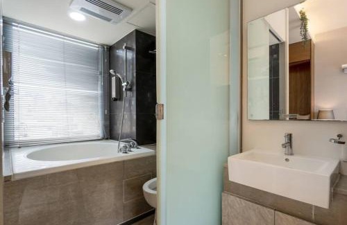 Xinyi Apartment | 1B1b Cinema, Kitchen, Bathtub, Desk, 1.5min to MRT 1房1衛 家庭戲院、廚房、浴缸、書桌，1.5分到市府捷運