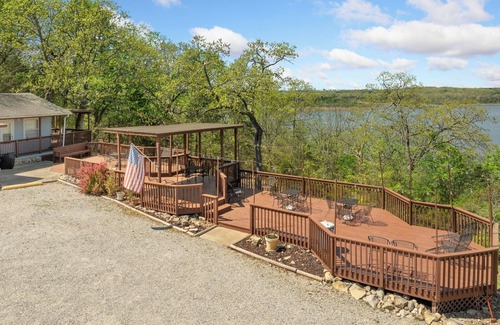 Diamond City Cabin | 1bd/1bath cabin with beautiful views of Bull Shoals Lake in a quiet, peaceful area.