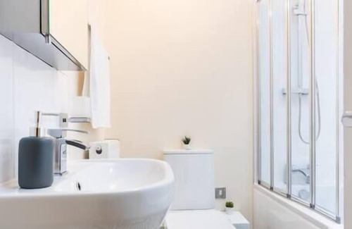 Bush Hill Park Apartment | 1bd Apt for 2 - 4. New flooring & furnishings