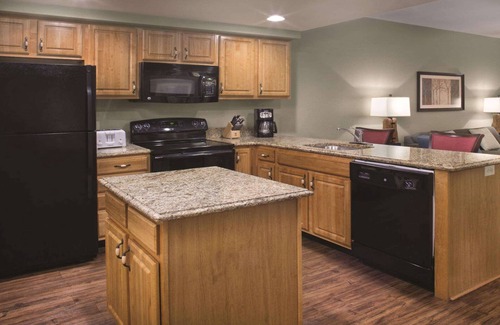 Table Rock Hotel | 1BD Deluxe/Branson - Pools, Gym, BBQ, Game Room!