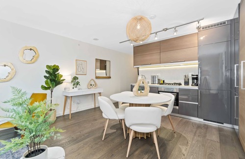 Chinatown Apartment | 1BD Downtown Vancouver Condo with Free Parking