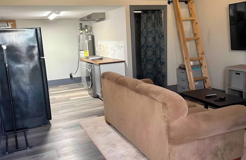 Ira Apartment | 1bd Loft Close to Roscoe /Snyder. Ample parking, Good Wifi, Very Private