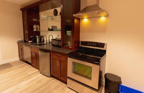 Colwood Condo | 1BD PALACE · Pacific View Suite