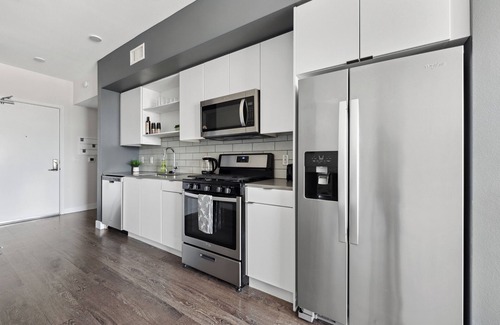 Beverly Grove Apartment | 1bdr getaway in Hollywood w/Free Parking, Gym, Pool