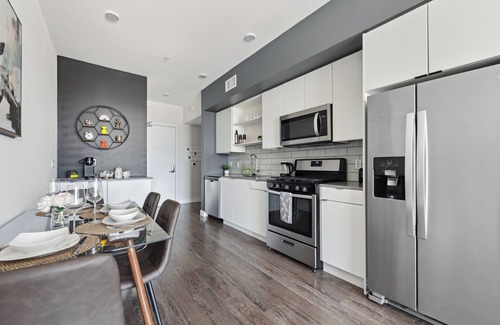 Beverly Grove Apartment | 1bdr getaway in Hollywood w/Free Parking, Gym, Pool