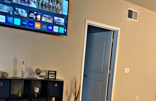 Wetmore Apartment | 1bdr near the RIM. Cozy bed and spa bath