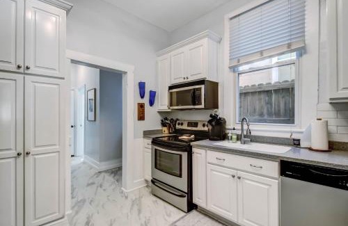 Dixon Park Apartment | 1BDR with Backyard Park Side Pet-friendly