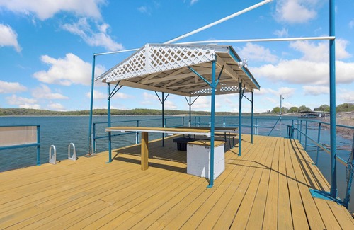 Diamond City Cabin | 1bed/1bath cabin with beautiful views of Bull Shoals Lake.