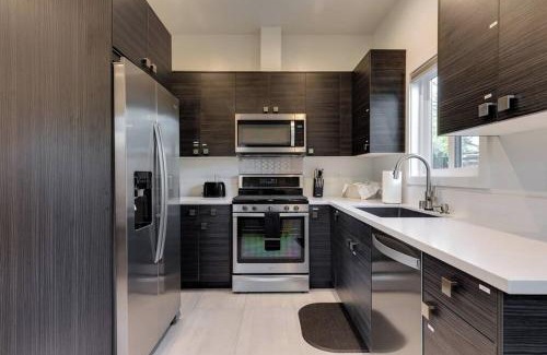 Northridge Apartment | 1Bed 1Full Bath, Full Kitchen, Queen Sofa Bed, Queen Bed, Parking, EV