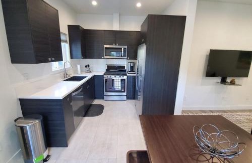 Northridge Apartment | 1Bed 1Full Bath, Full Kitchen, Queen Sofa Bed, Queen Bed, Parking, EV