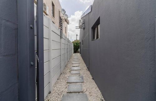 Bloubergstrand Apartment | 1Bed Flat, Braai, AC, Walking Distance from Blouberg Beachfront