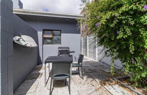 Bloubergstrand Apartment | 1Bed Flat, Braai, AC, Walking Distance from Blouberg Beachfront