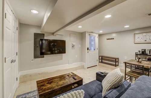Columbia Heights Apartment | 1bed Park View Apartment — 5 min walk from Metro!