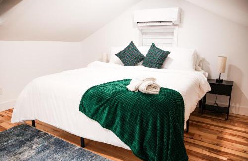 Corn Hill Apartment | 1bedequippedkitchendttvhighfallswifi