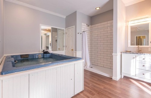 Nashville Hotel | 1BR, 1BA Luxury Hot tub Suite