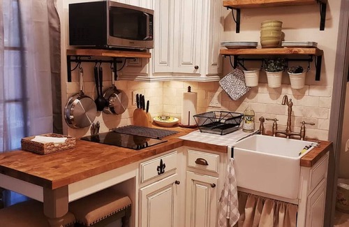 Blenman-Elm House | 1BR 1BA MINI CHATEAU WITH KITCHEN+YARD+PARKING+LAUNDRY+WIFI. BY WHOLE FOODS MKT