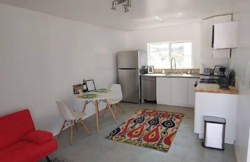 Downtown Los Angeles Apartment | 1BR 1Ba OASIS - DTLA/USC, Garage, Yard, Balcony