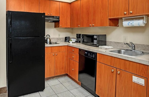 Florida Central Atlantic Coast Apartment | 1BR 2 Queens Apt-Hotel with Pool & Hot Tub, near Disney & Universal Studios!