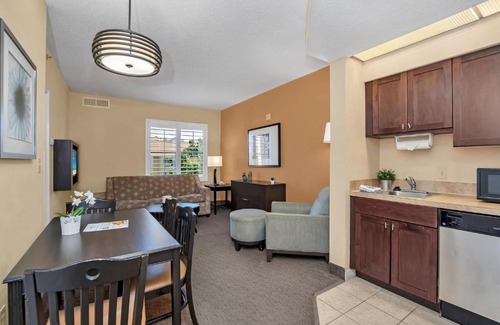 Florida Central Atlantic Coast Apartment | 1BR 2 Queens Apt-Hotel with Pool & Hot Tub, near Disney & Universal Studios!