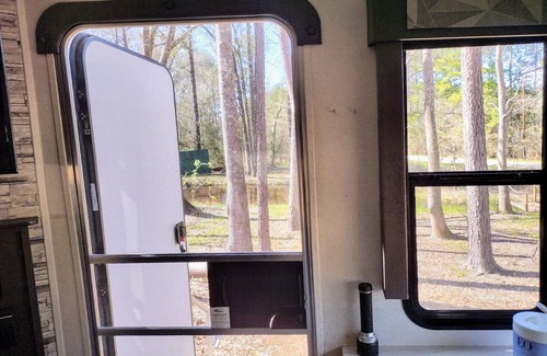Plantersville House | 1BR 32' RV Texas Renaissance Festival 5 min. The Street is 1 from HBO Series.
