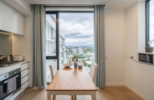 Spring Hill Apartment | 1BR Amazing City Views + Pool/Gym