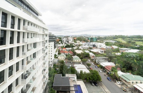 Spring Hill Apartment | 1BR Amazing City Views + Pool/Gym