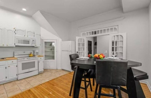 West Philadelphia Hotel | 1BR Apartment Cozy King bed