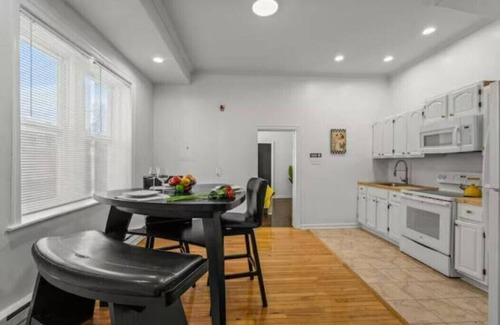 West Philadelphia Hotel | 1BR Apartment Cozy King bed