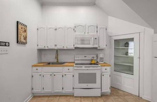 West Philadelphia Hotel | 1BR Apartment Cozy King bed