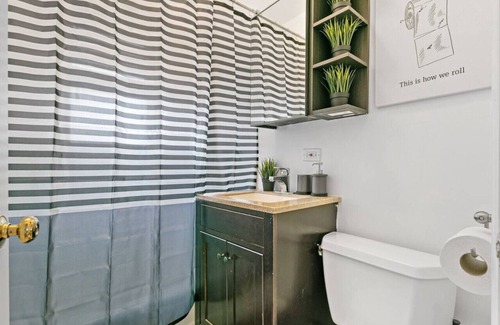 Rogers Park Apartment | 1BR Apartment in Rogers Park with King Bed