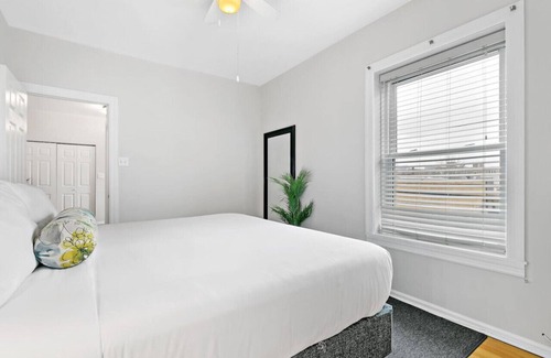 Rogers Park Apartment | 1BR Apartment in Rogers Park with King Bed