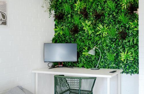 East Perth Apartment | 1BR Apartment with Free Parking near Perth CBD
